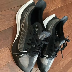 Nike Zoom Gravity Wmn 6.5 (Black/Metallic Silver)